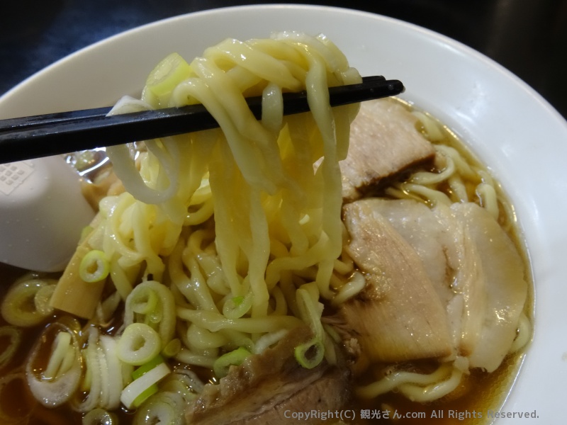 麺は太めの平打ち縮れ麺です