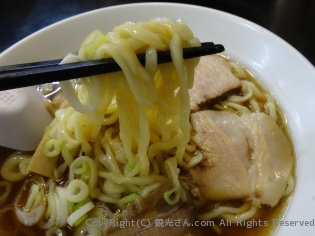麺は太めの平打ち縮れ麺です
