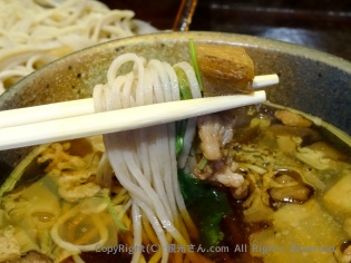 けんちん汁にそばをつけて食べる