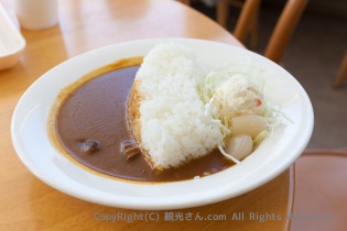 「アーチカレー」は中辛ビーフカレー