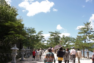 神社へ続く砂利道