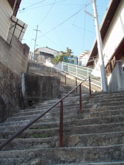 両城の２００階段