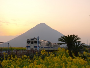 駅を去る電車とセットで。