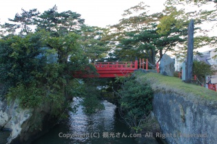 五大堂の途中の赤い橋「すかし橋」